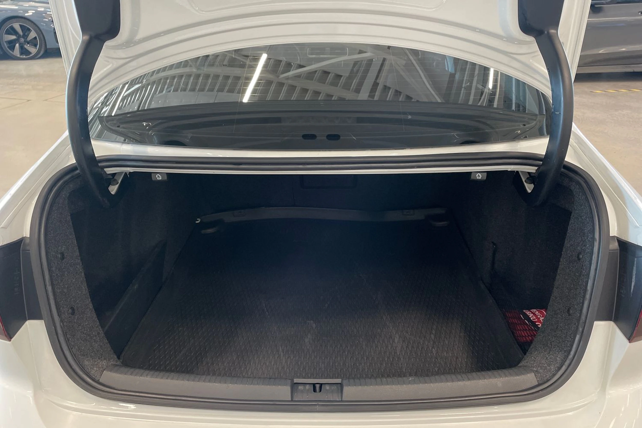 valkoinen Volkswagen Jetta 2016 kuva 24.