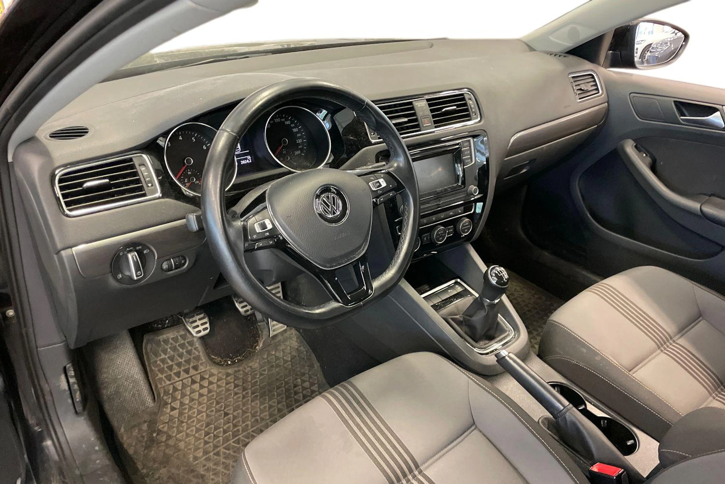 musta Volkswagen Jetta 2016 kuva 3.