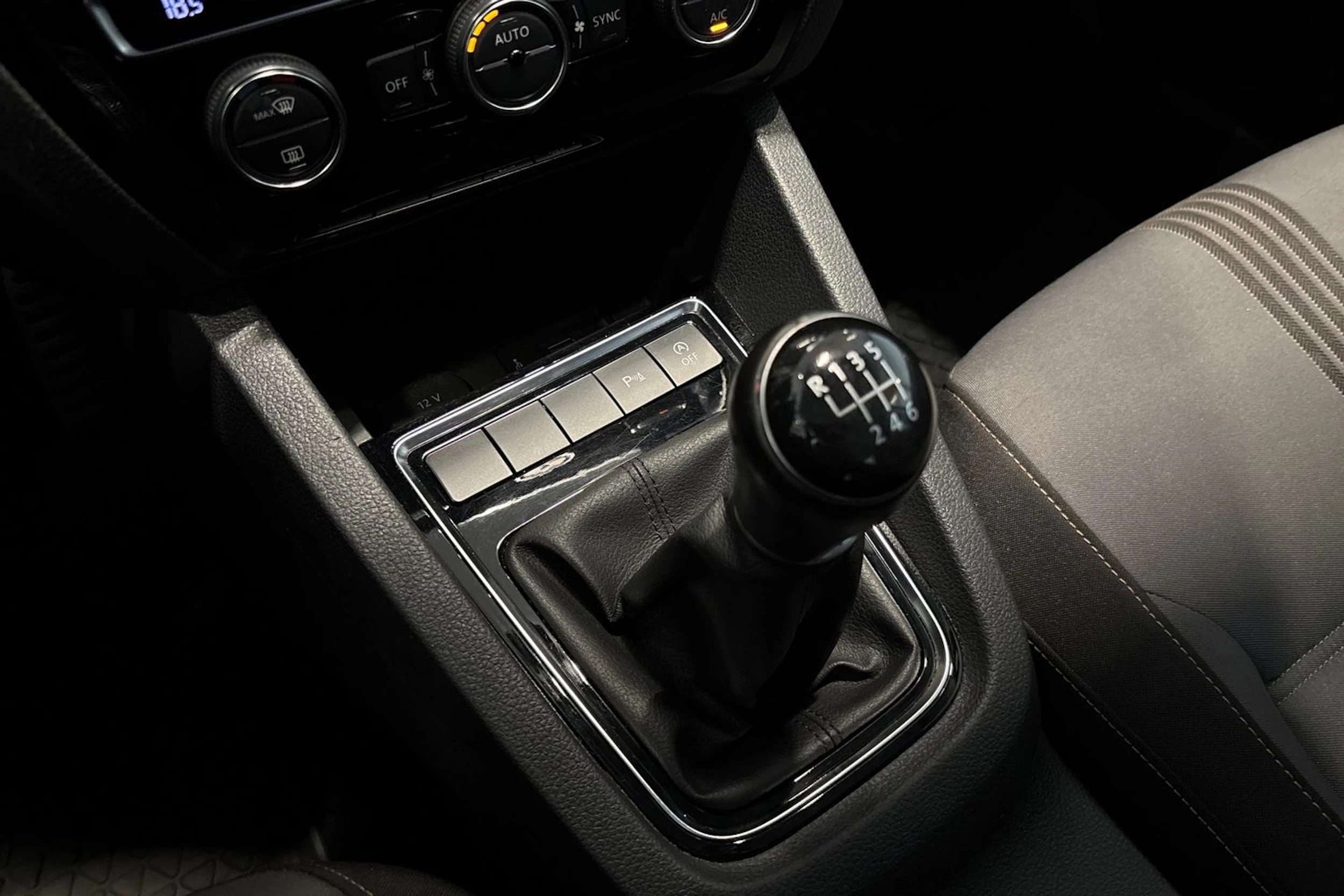 Sininen Volkswagen JETTA 2016 kuva 17.