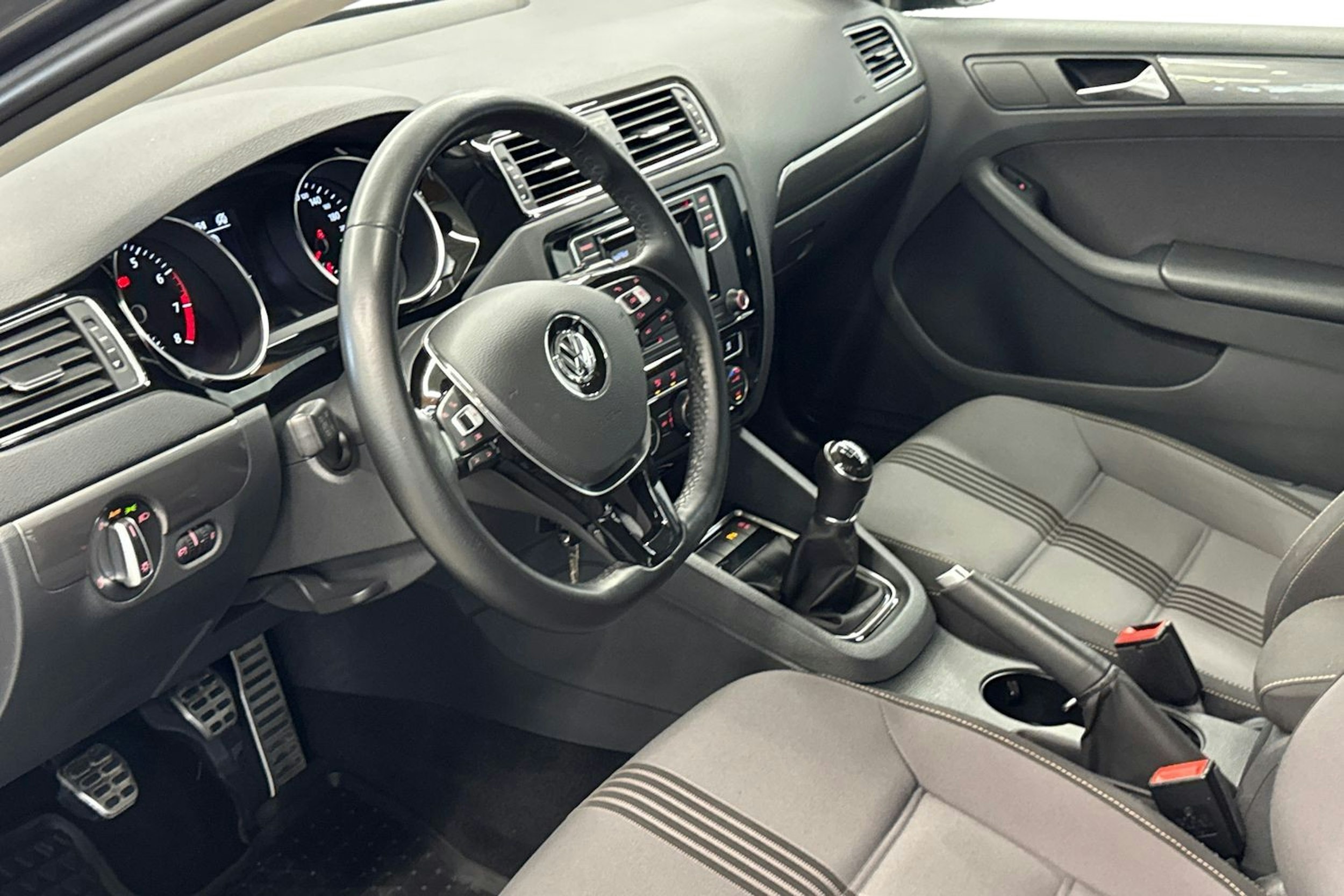 harmaa Volkswagen Jetta 2016 kuva 7.