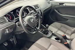 harmaa Volkswagen Jetta 2016 kuva 7.