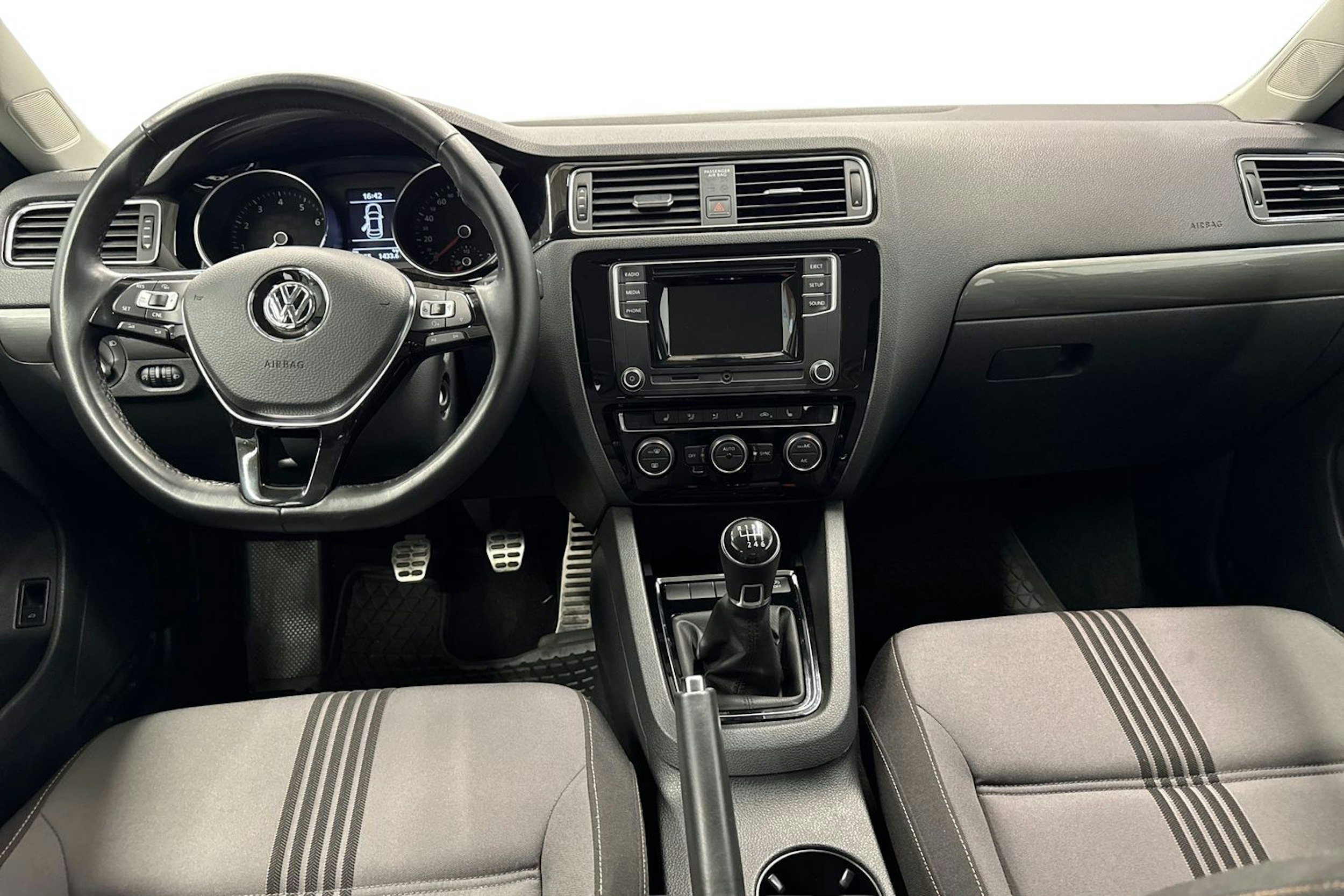 harmaa Volkswagen Jetta 2016 kuva 9.
