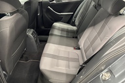 harmaa Volkswagen Jetta 2016 kuva 10.