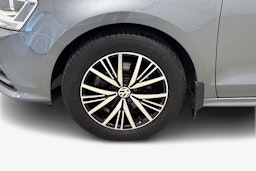 harmaa Volkswagen Jetta 2016 kuva 11.