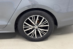 harmaa Volkswagen Jetta 2016 kuva 13.