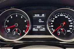 harmaa Volkswagen Jetta 2016 kuva 15.