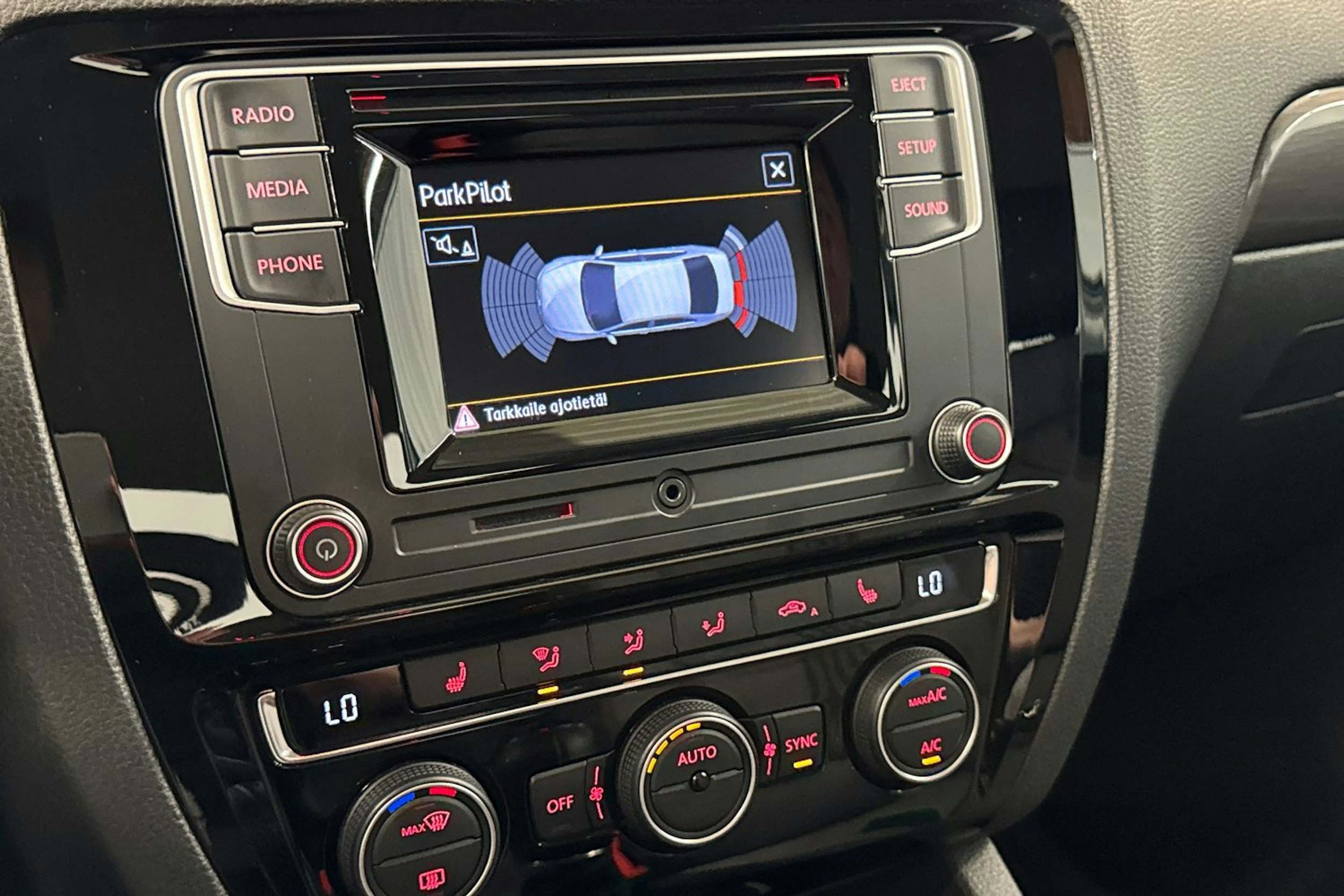 harmaa Volkswagen Jetta 2016 kuva 16.