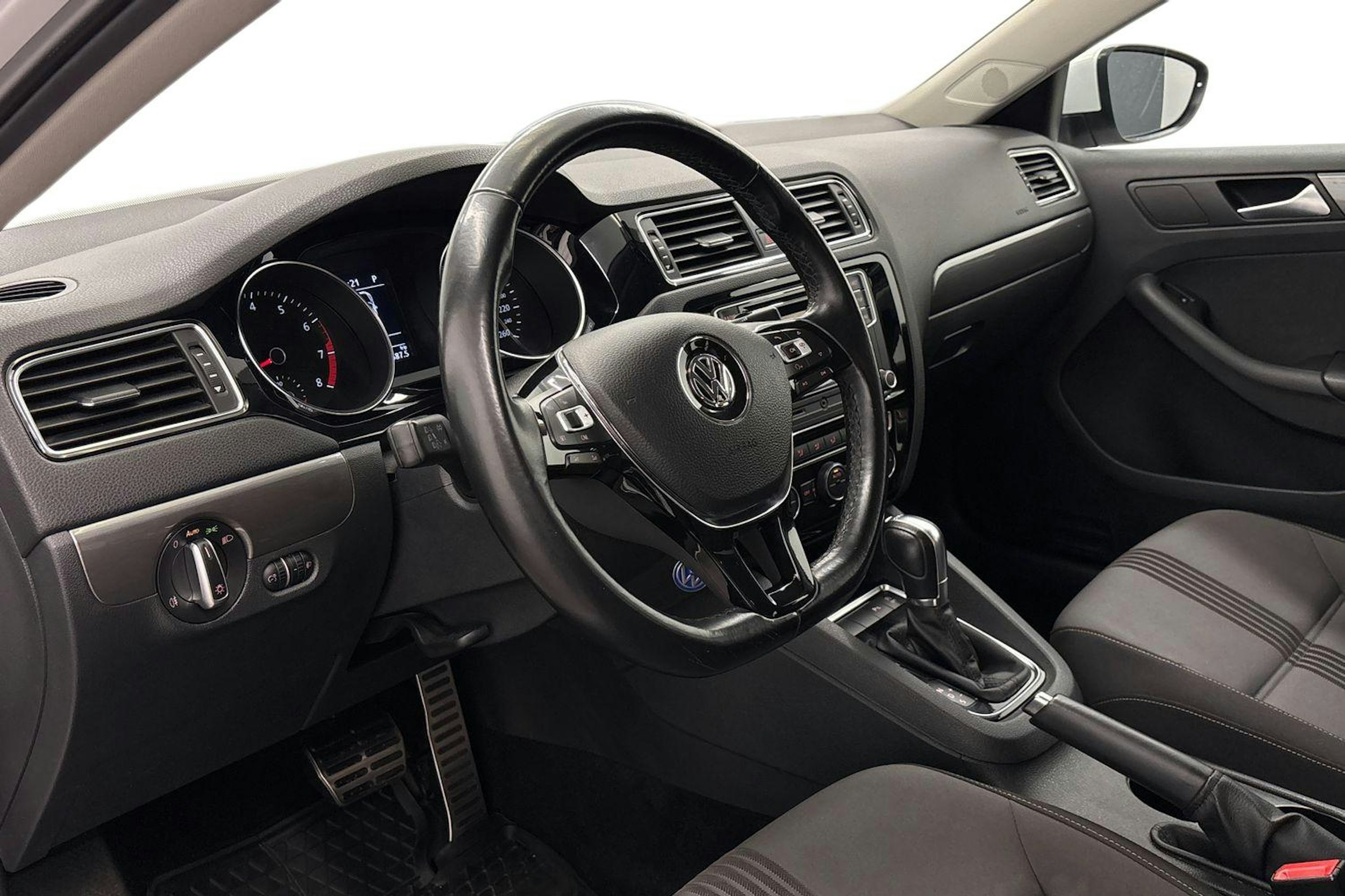 valkoinen Volkswagen Jetta 2016 kuva 6.