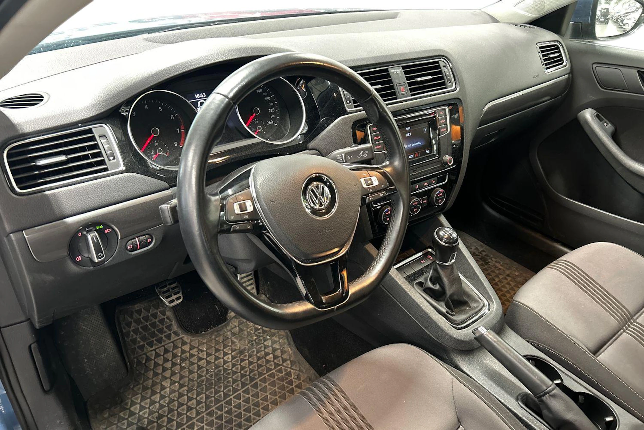 sininen Volkswagen Jetta 2017 kuva 3.
