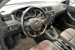 sininen Volkswagen Jetta 2017 kuva 3.