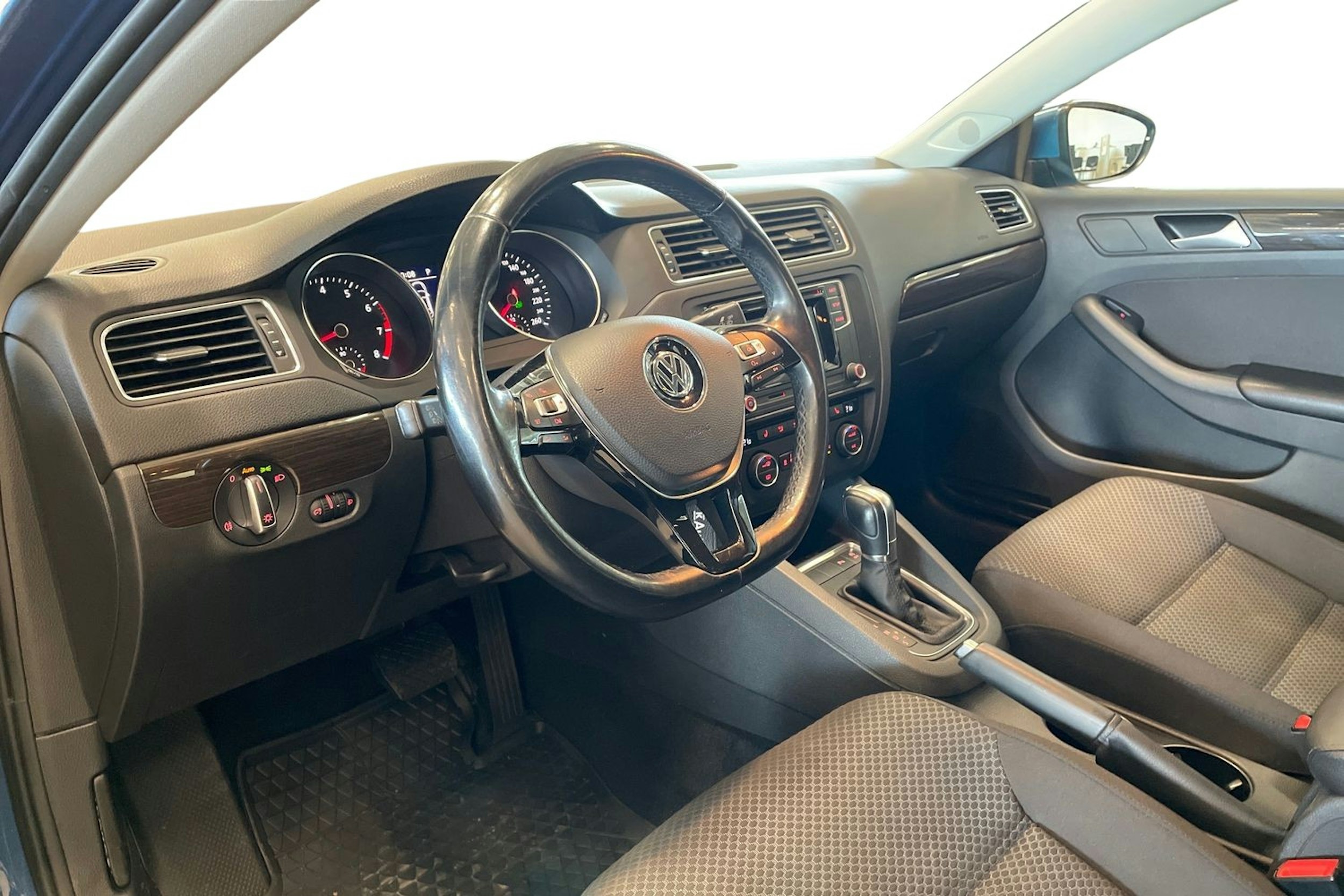 sininen Volkswagen Jetta 2017 kuva 7.