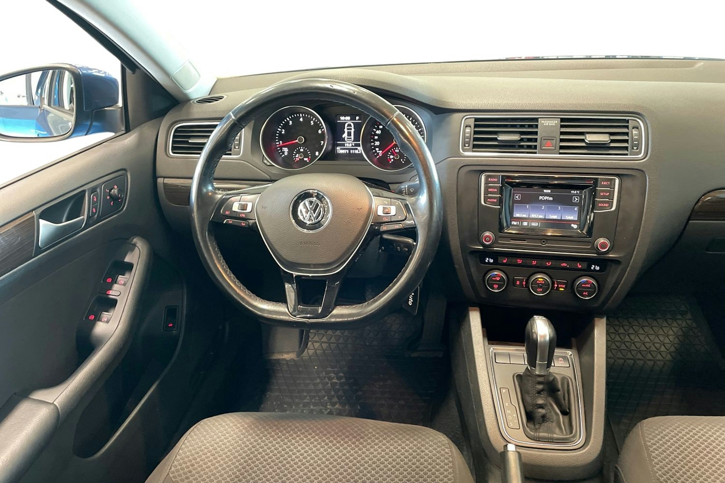 sininen Volkswagen Jetta 2017 kuva 9.