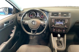 sininen Volkswagen Jetta 2017 kuva 9.