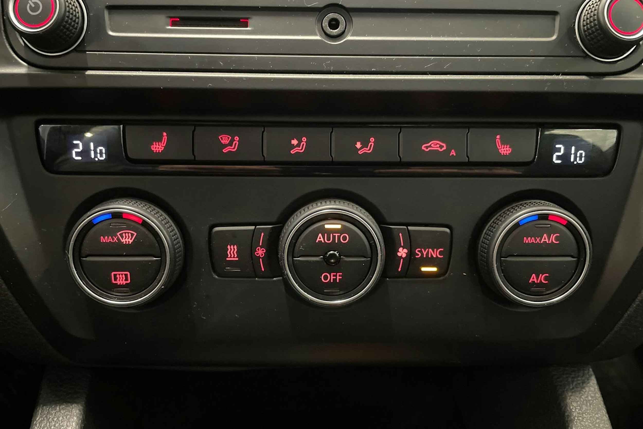 sininen Volkswagen Jetta 2017 kuva 22.