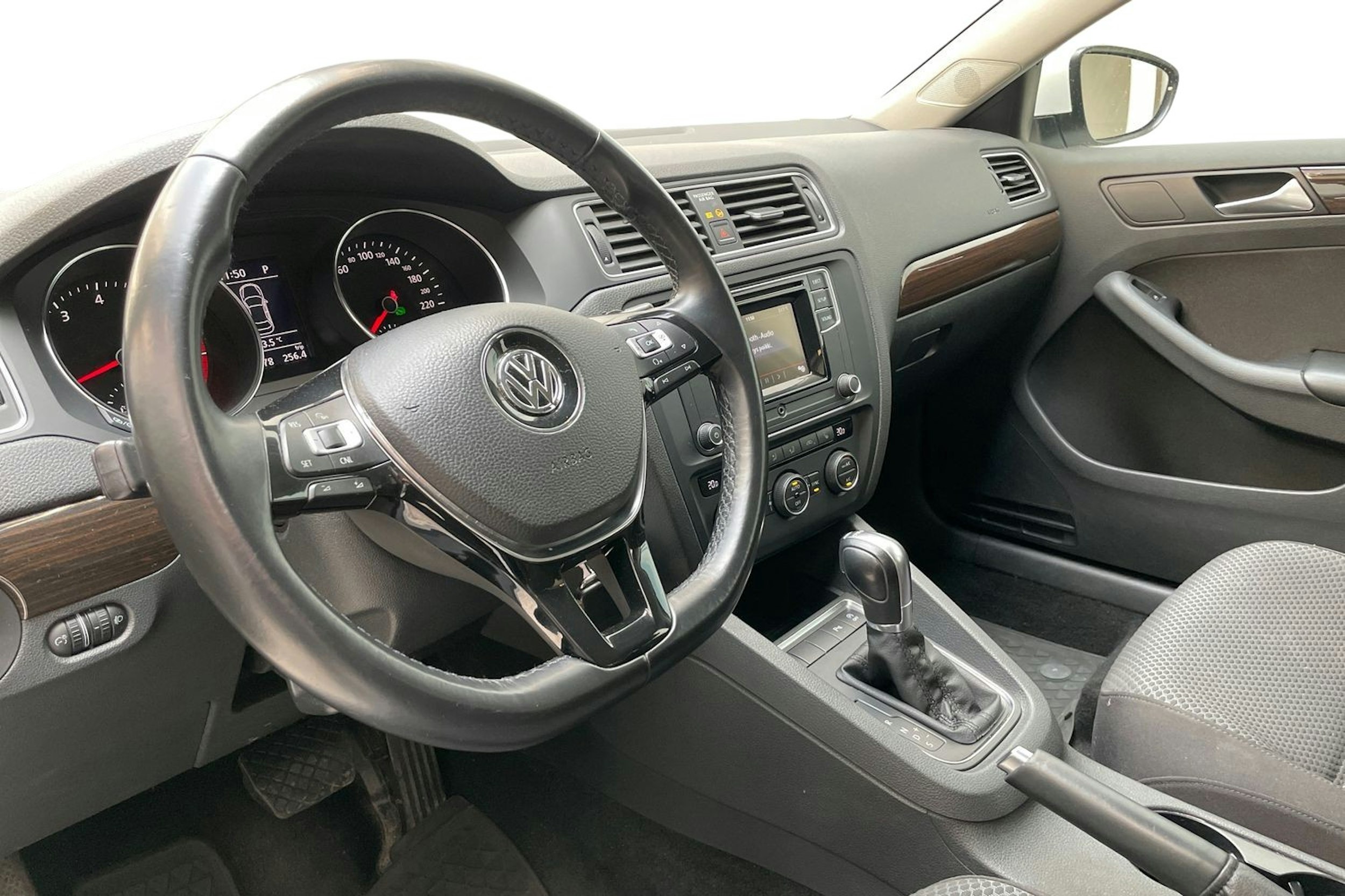 valkoinen Volkswagen Jetta 2017 kuva 7.