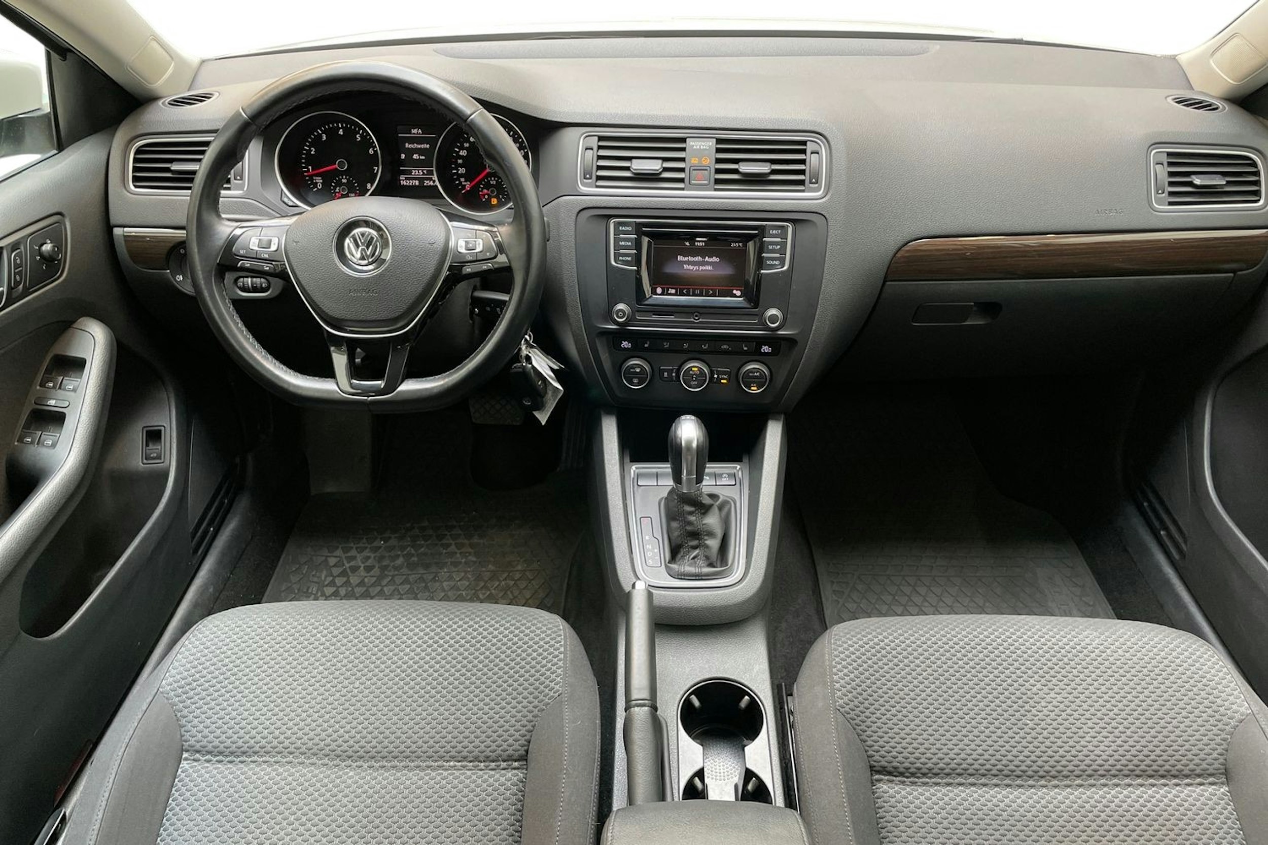 valkoinen Volkswagen Jetta 2017 kuva 9.