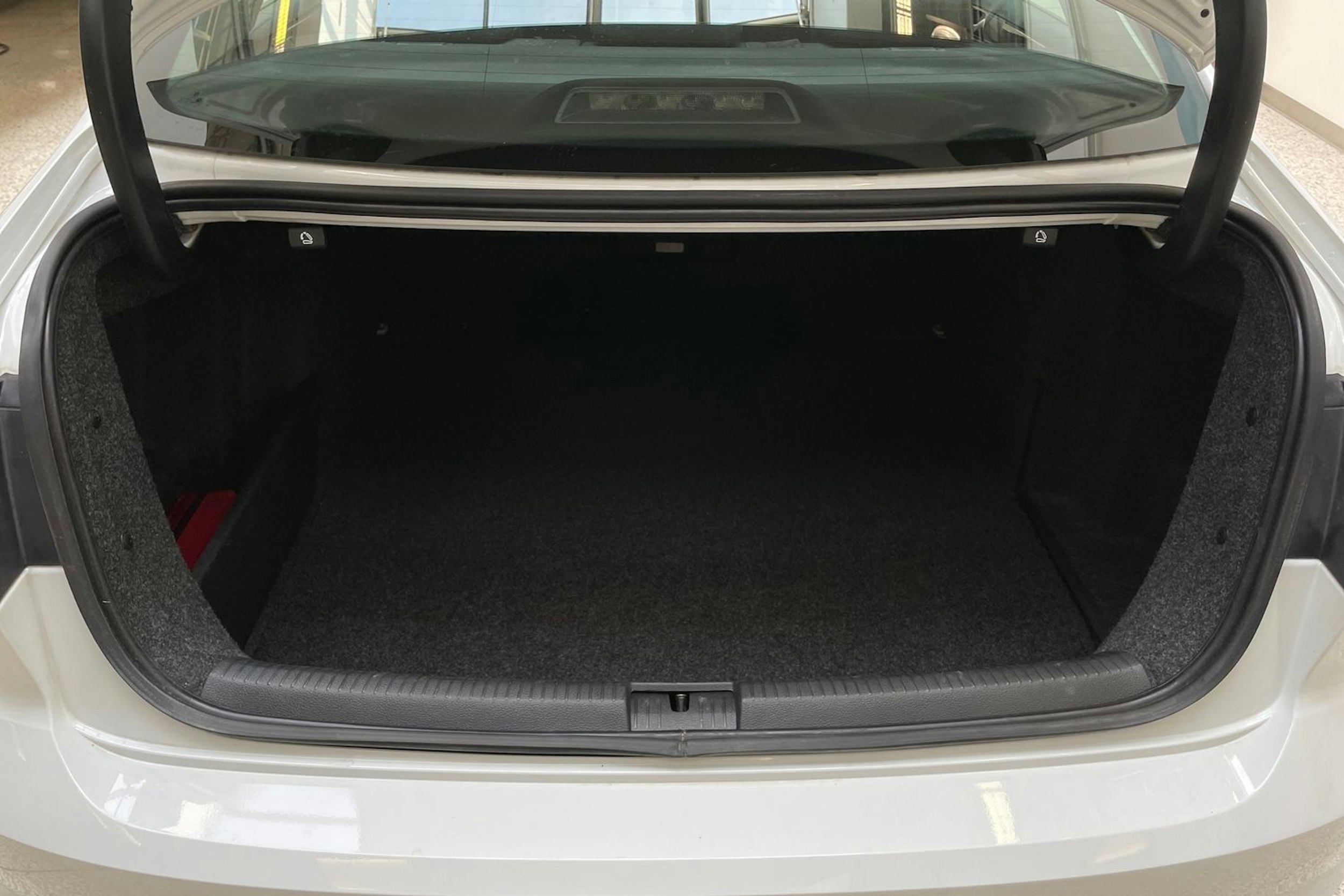 valkoinen Volkswagen Jetta 2017 kuva 15.