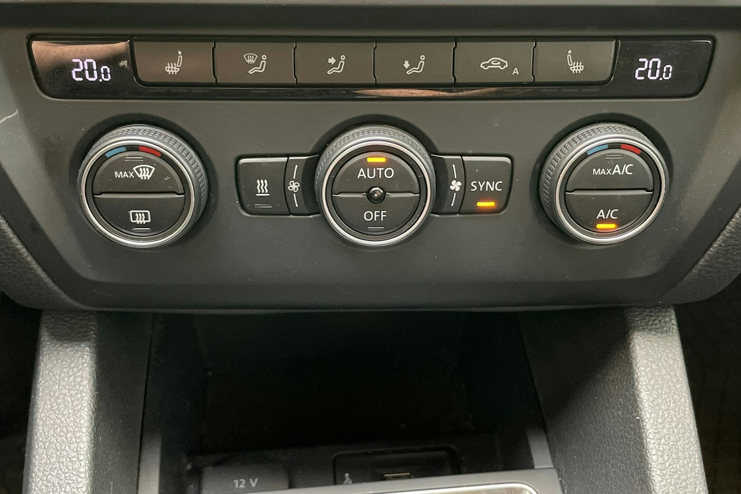 valkoinen Volkswagen Jetta 2017 kuva 26.