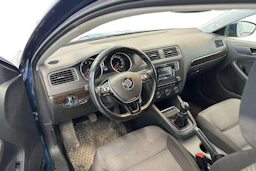 sininen Volkswagen Jetta 2017 kuva 3.