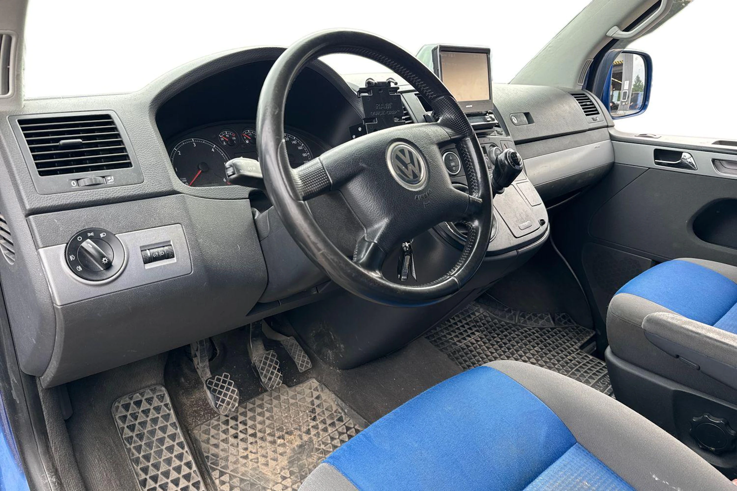 sininen Volkswagen Multivan 2004 kuva 3.