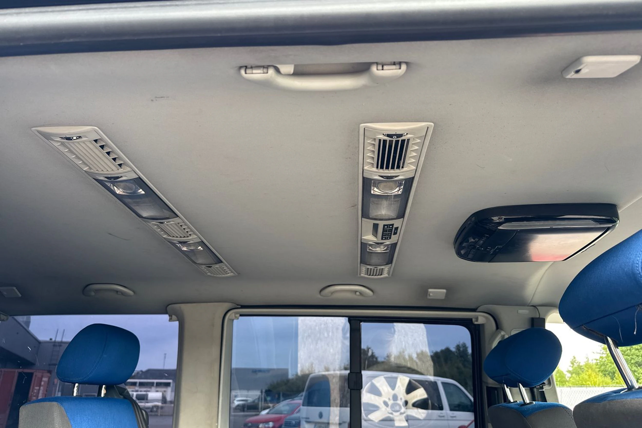 sininen Volkswagen Multivan 2004 kuva 5.