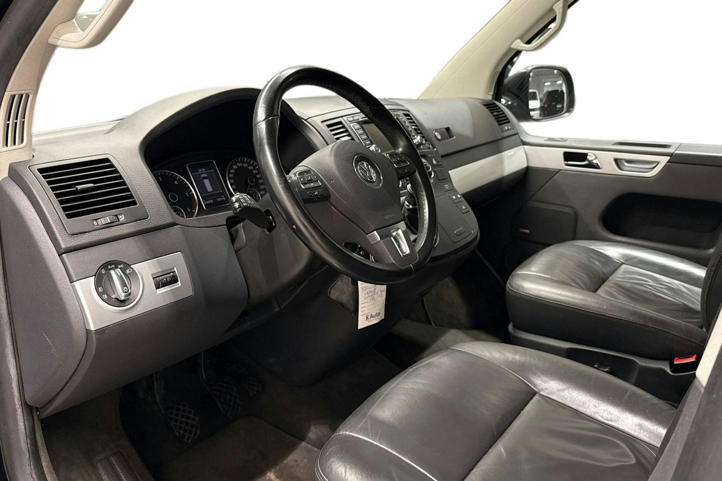 musta Volkswagen Multivan 2011 kuva 7.