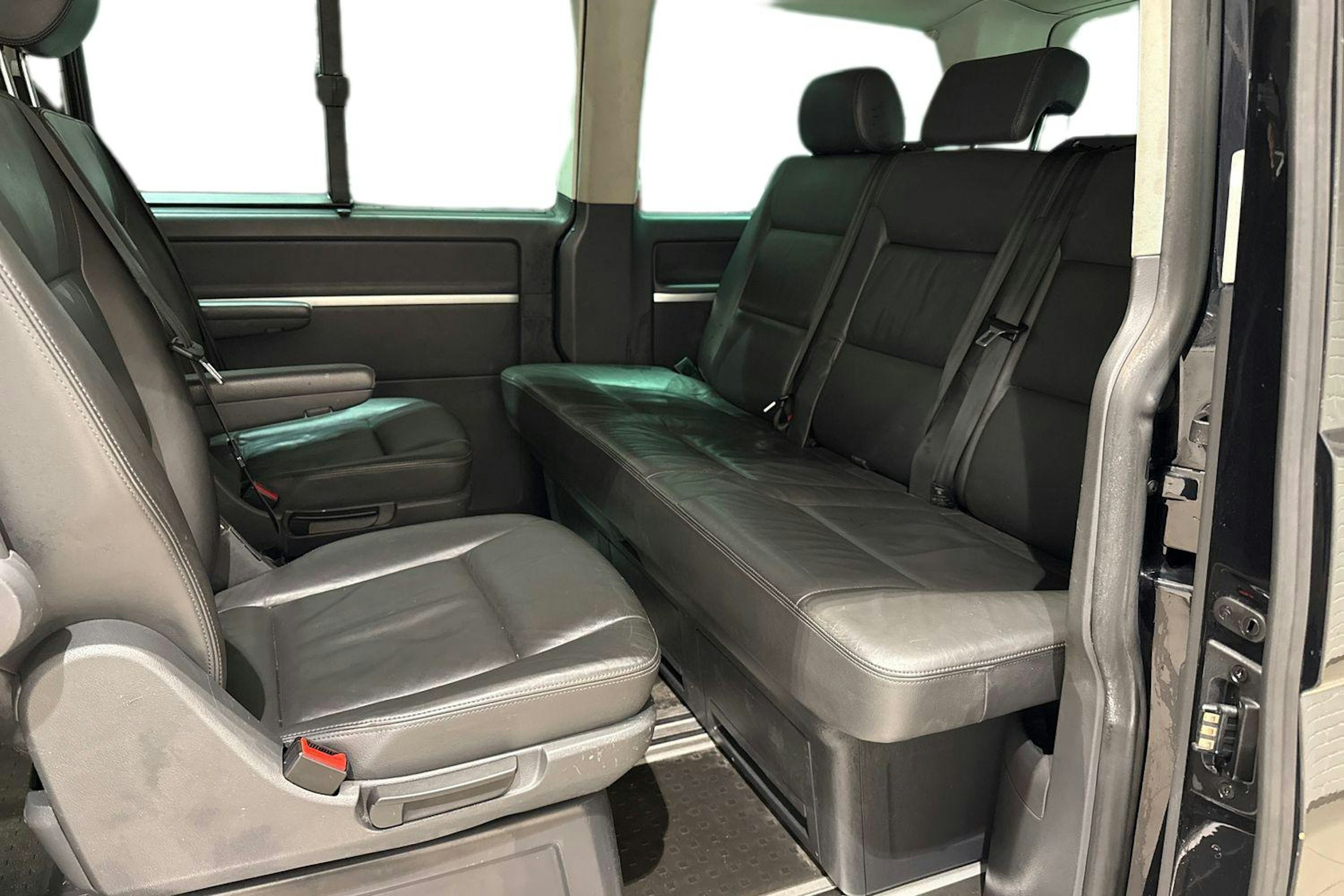 musta Volkswagen Multivan 2011 kuva 10.