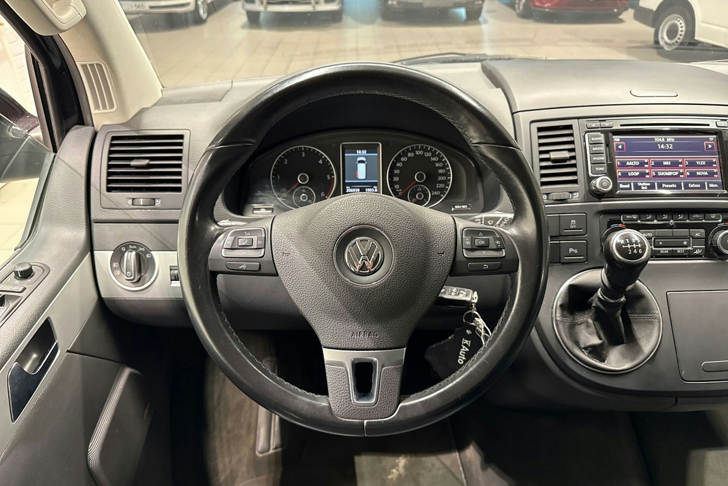 musta Volkswagen Multivan 2011 kuva 13.