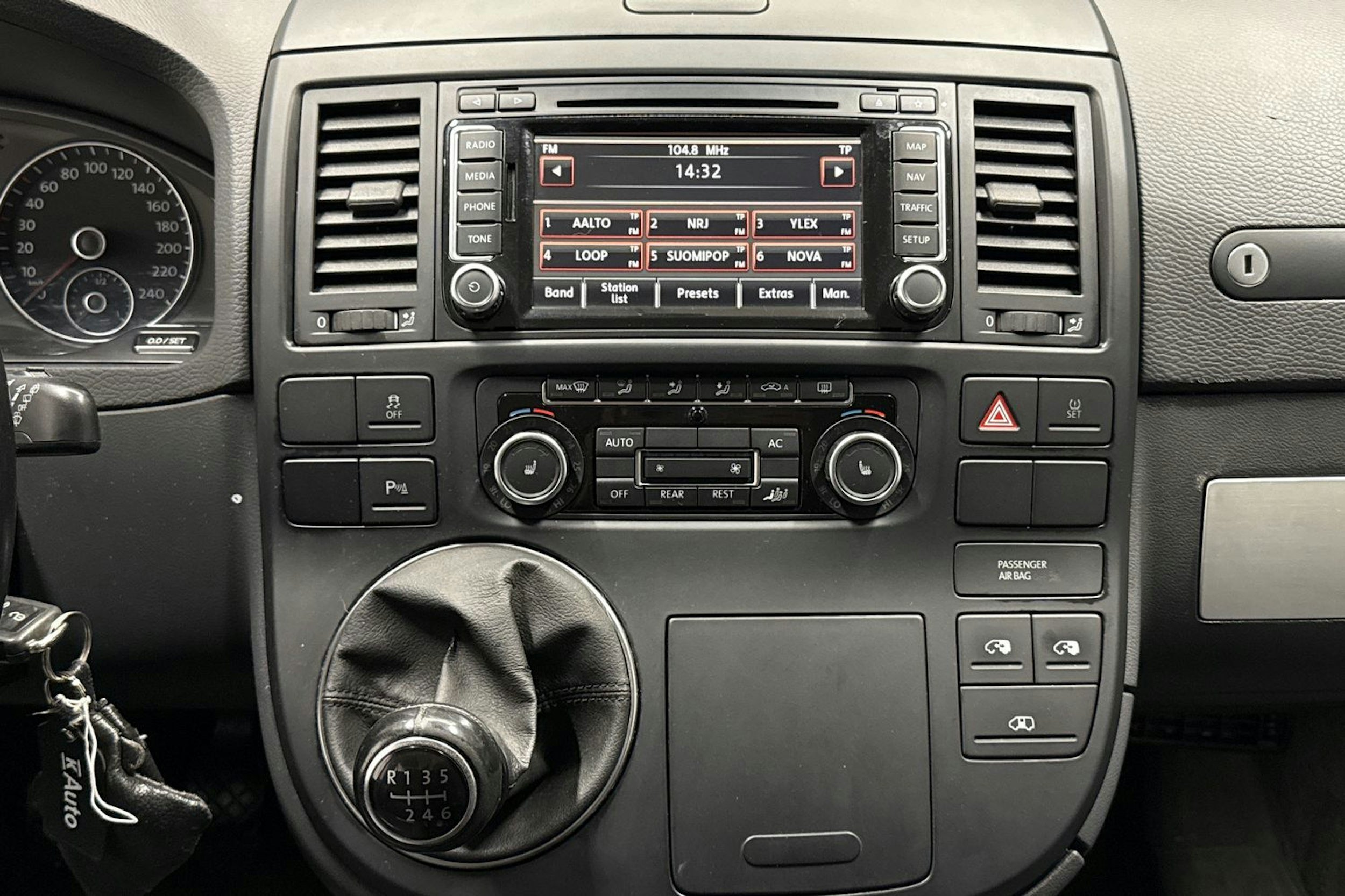 musta Volkswagen Multivan 2011 kuva 14.