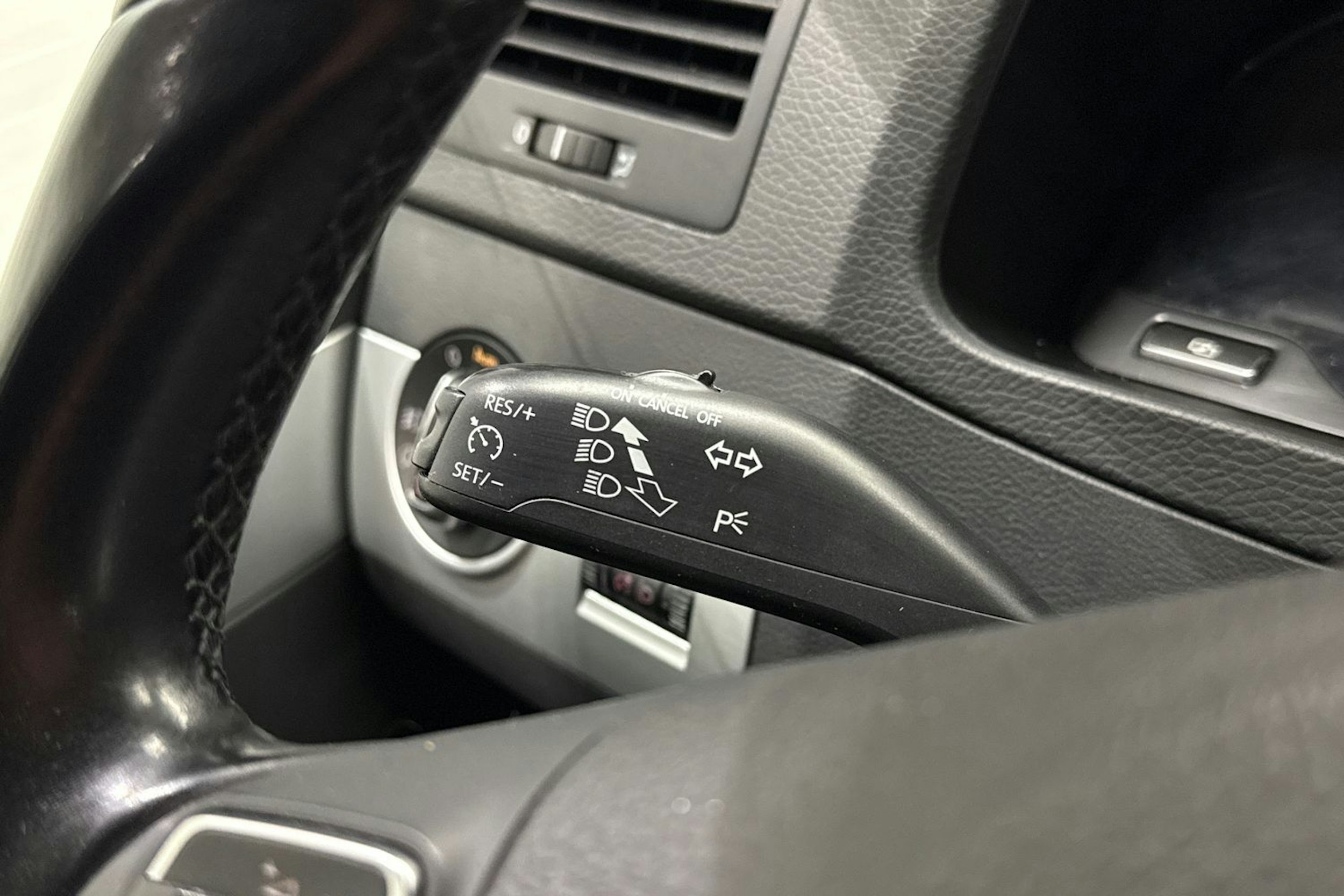 musta Volkswagen Multivan 2011 kuva 18.