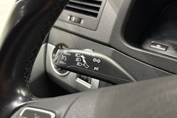 musta Volkswagen Multivan 2011 kuva 18.