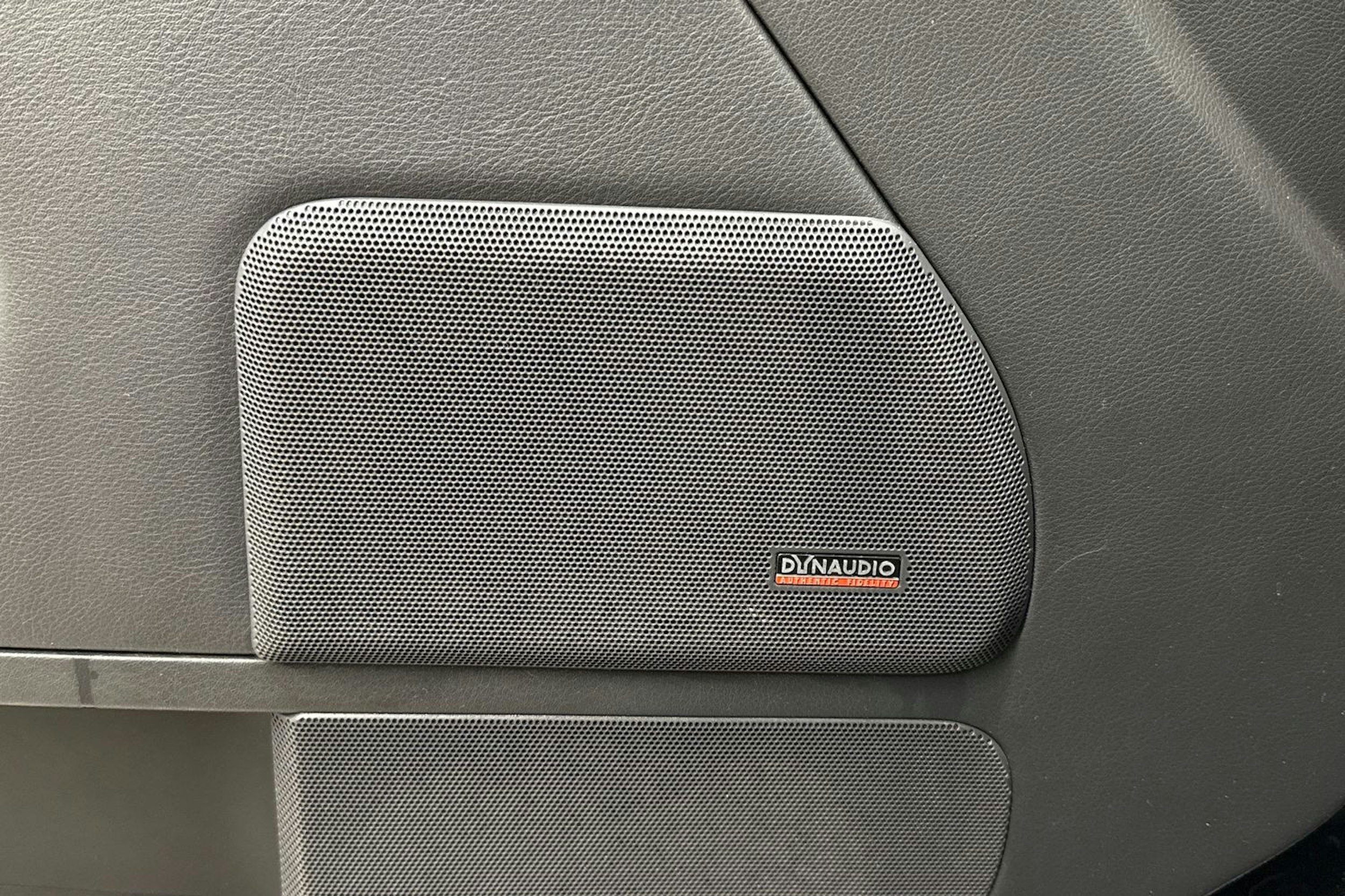 musta Volkswagen Multivan 2011 kuva 20.