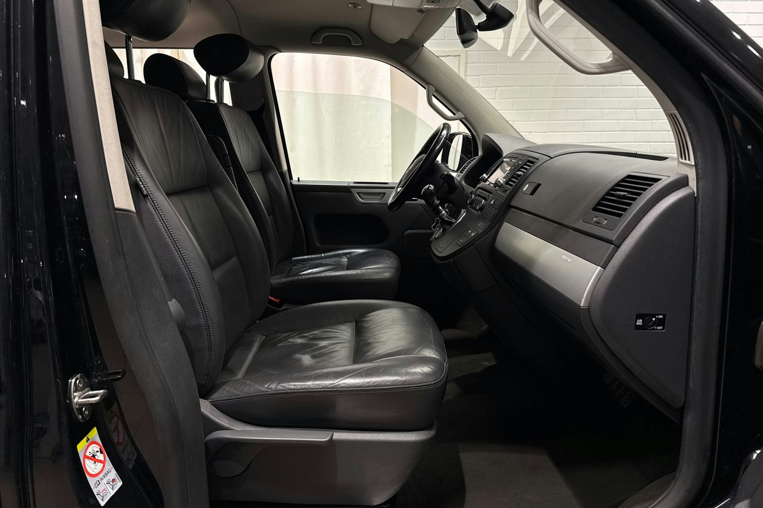 musta Volkswagen Multivan 2011 kuva 21.