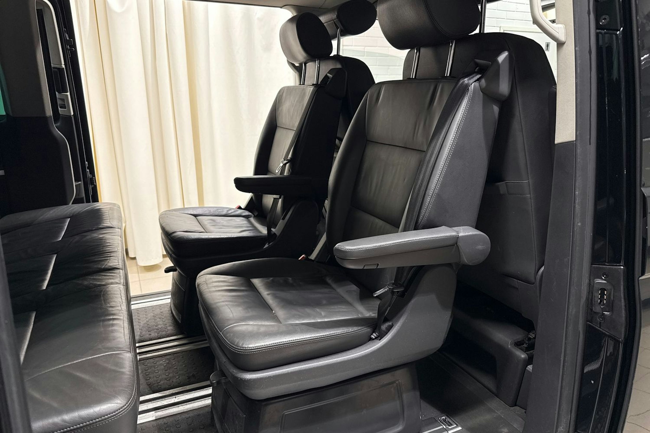 musta Volkswagen Multivan 2011 kuva 23.