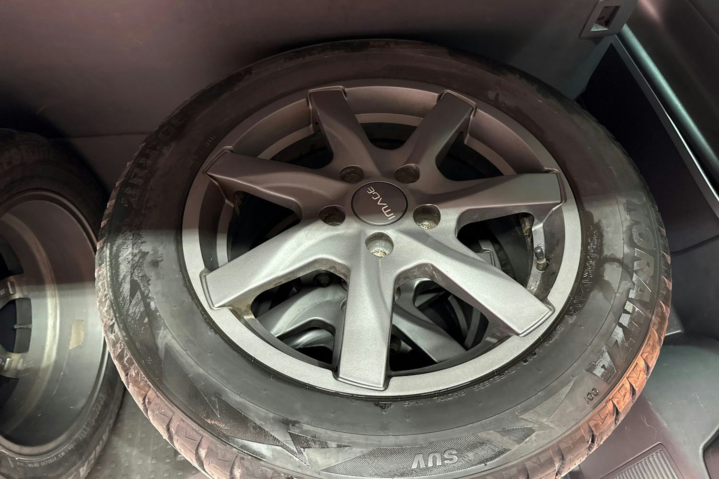 musta Volkswagen Multivan 2011 kuva 24.