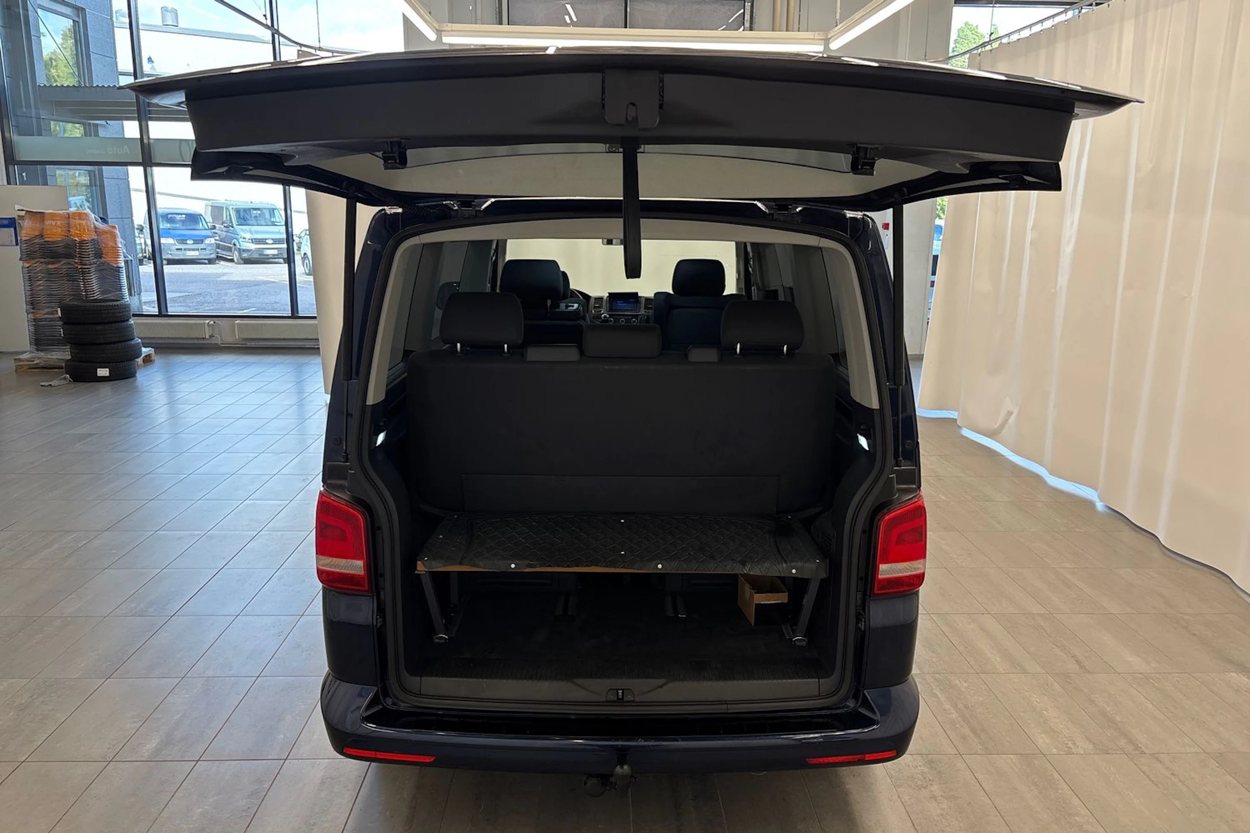 sininen Volkswagen Multivan 2013 kuva 11.