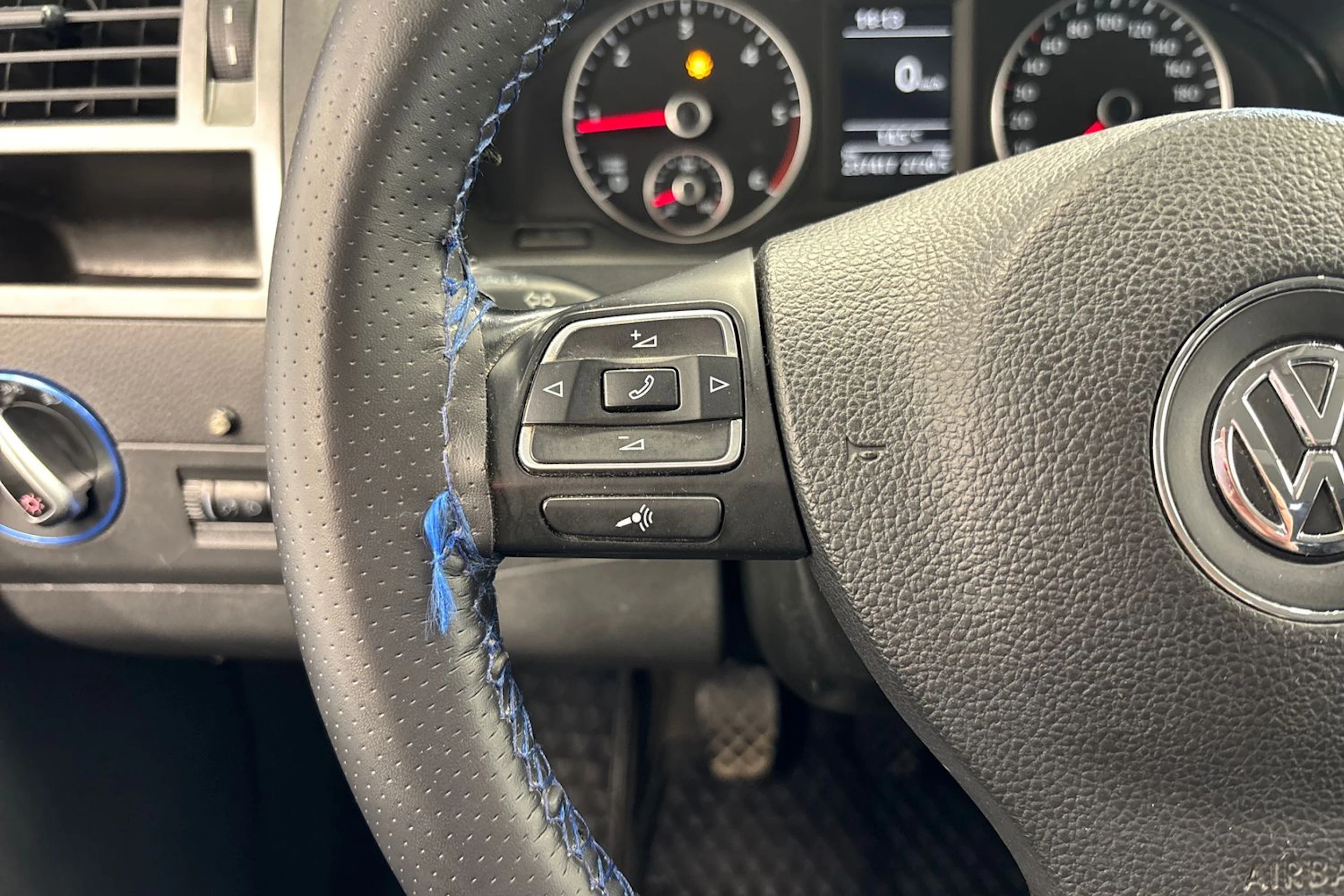 sininen Volkswagen Multivan 2013 kuva 14.