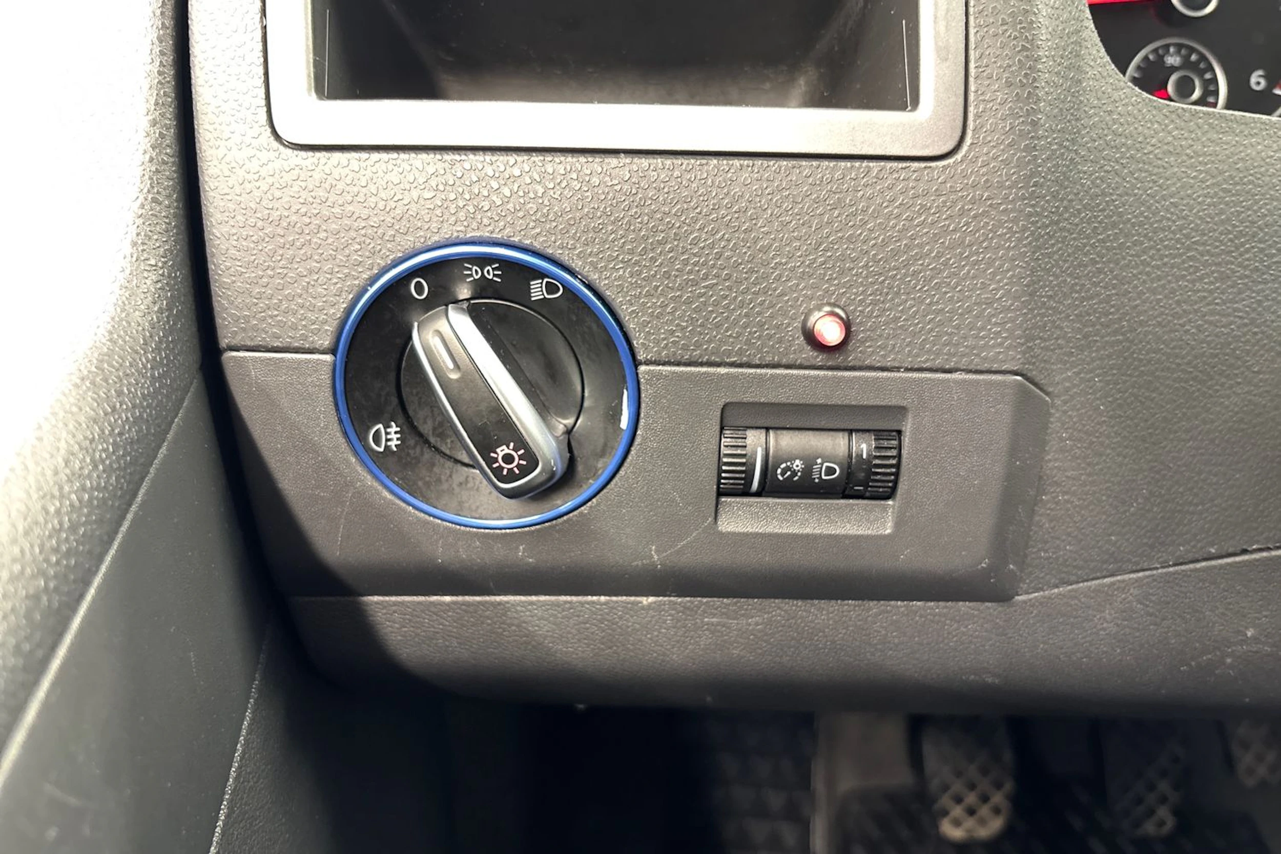 sininen Volkswagen Multivan 2013 kuva 15.