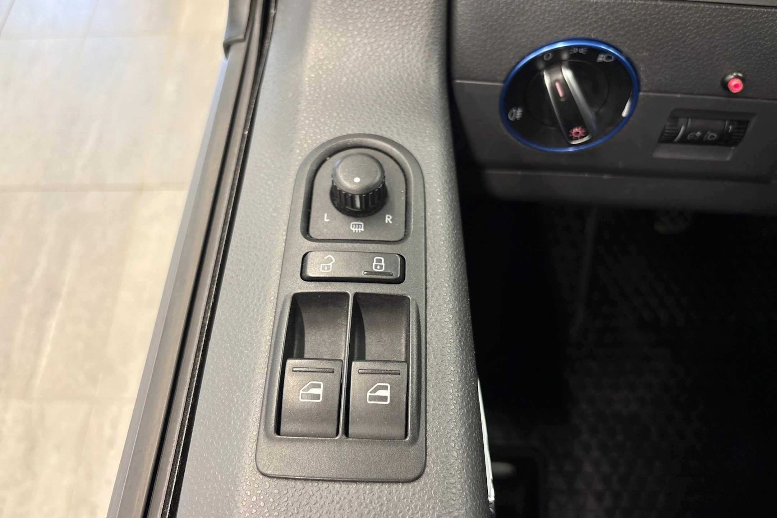 sininen Volkswagen Multivan 2013 kuva 16.