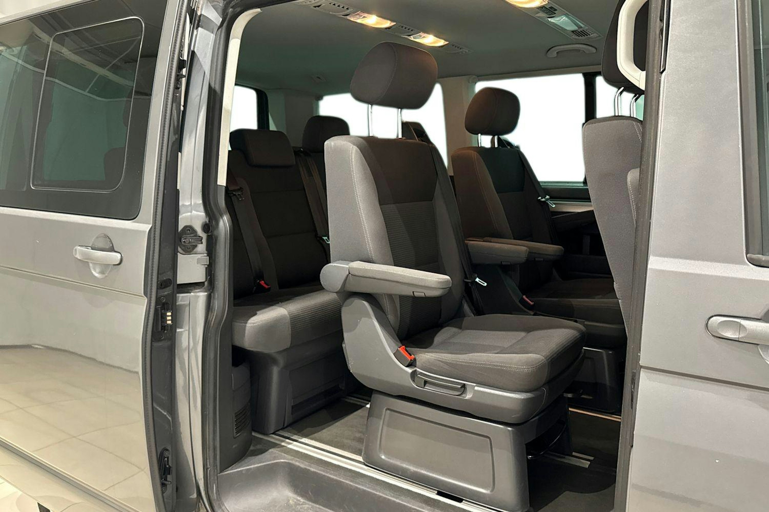 harmaa Volkswagen Multivan 2014 kuva 8.