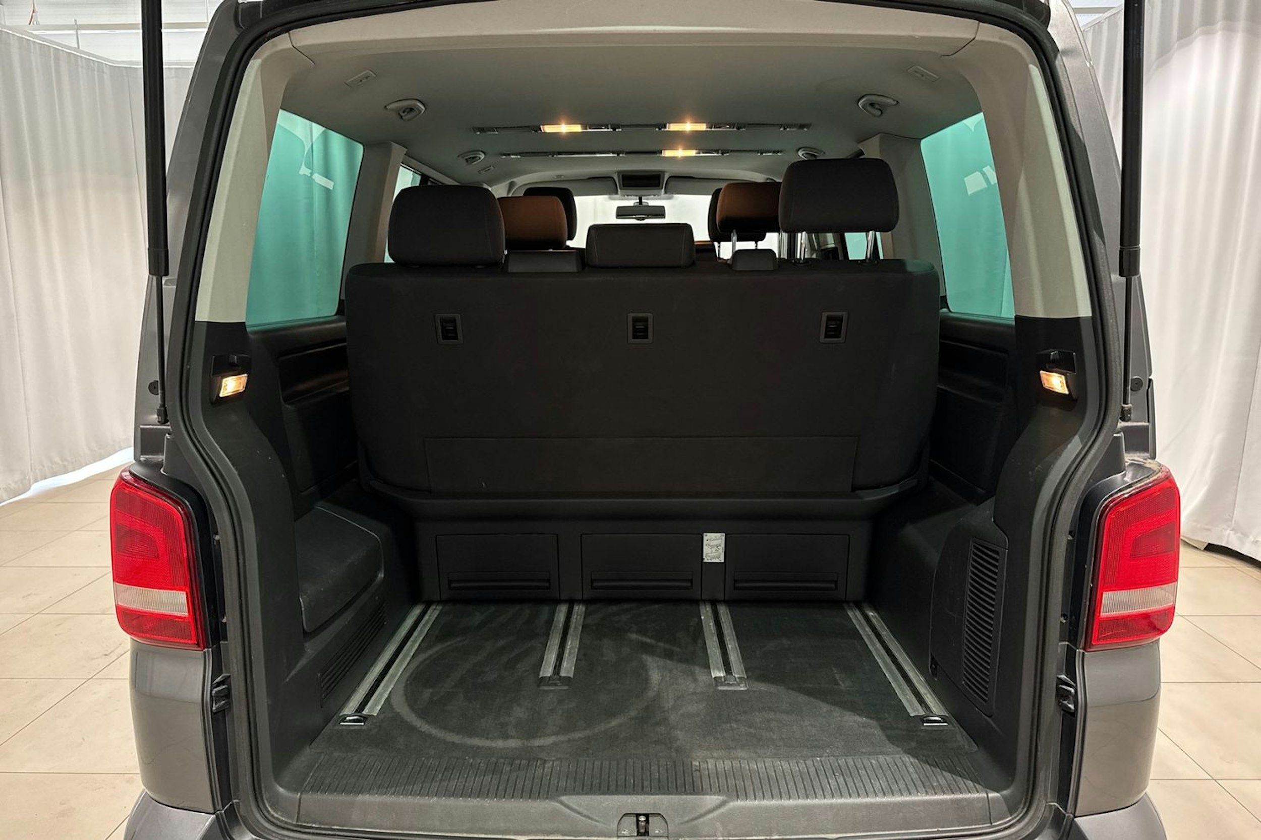 harmaa Volkswagen Multivan 2014 kuva 12.