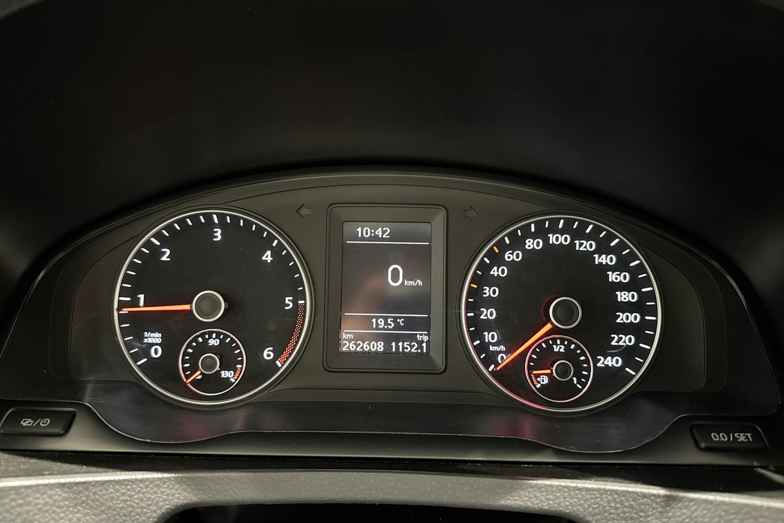 harmaa Volkswagen Multivan 2014 kuva 13.