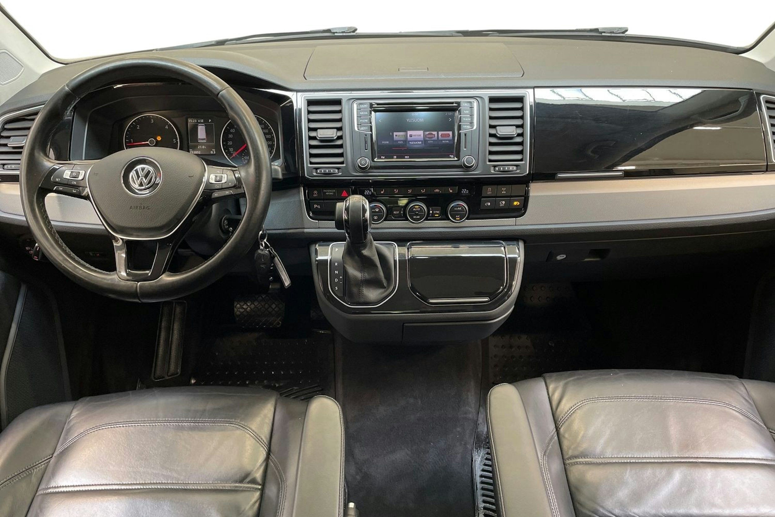 ruskea (beige) Volkswagen Multivan 2016 kuva 9.
