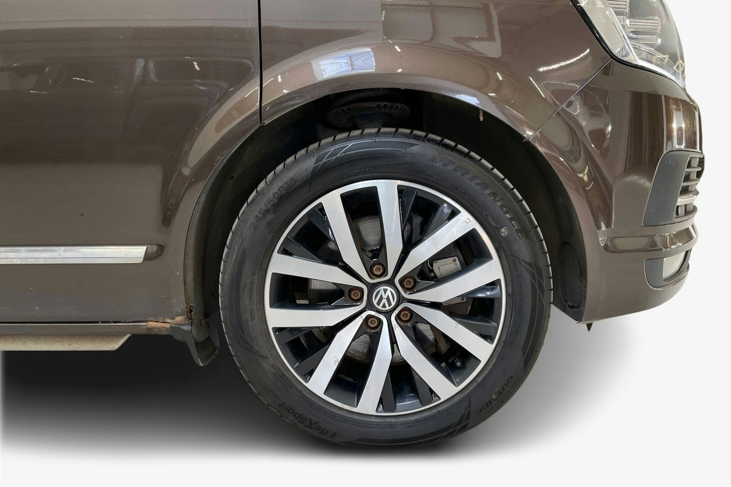 ruskea (beige) Volkswagen Multivan 2016 kuva 11.