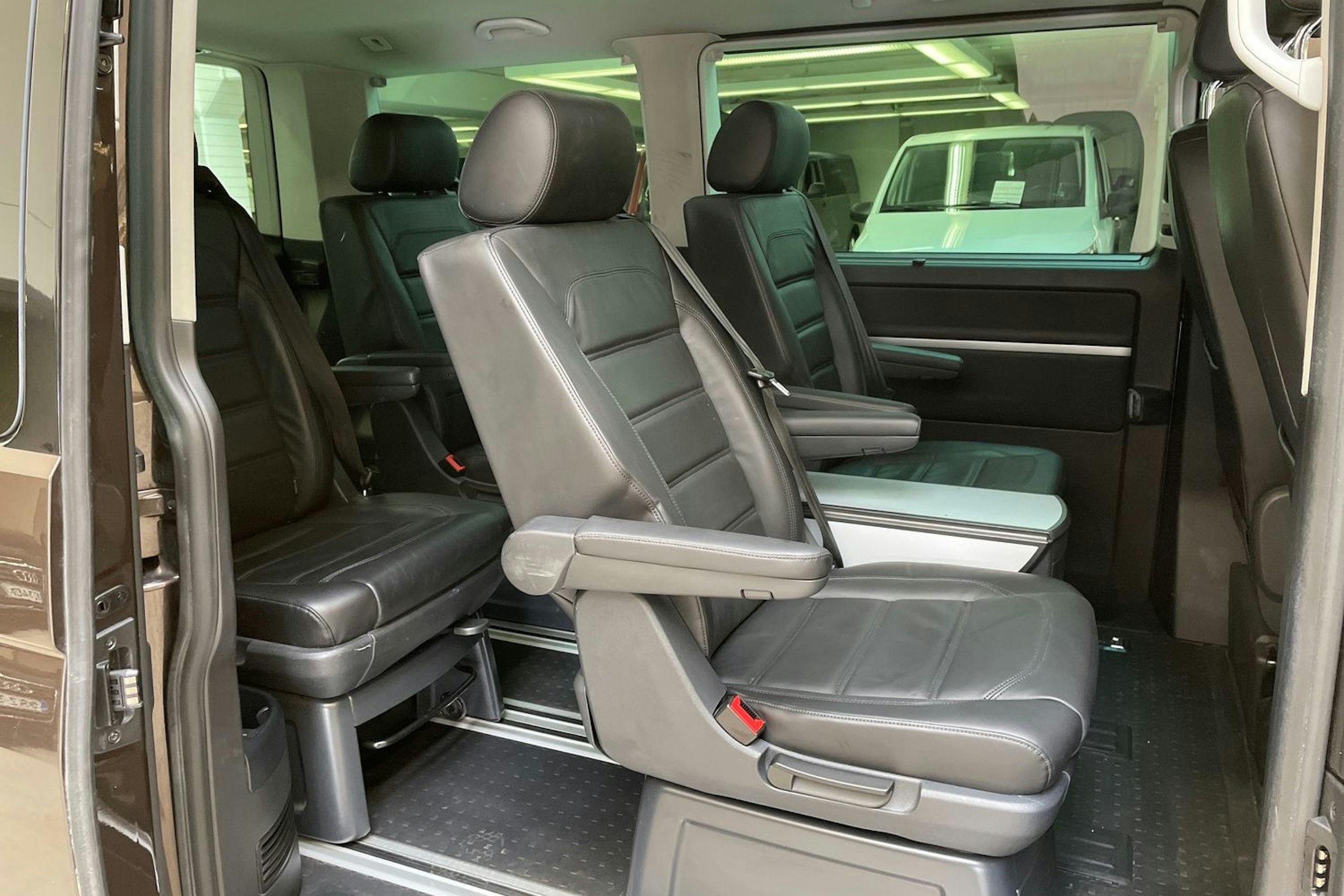 ruskea (beige) Volkswagen Multivan 2016 kuva 13.