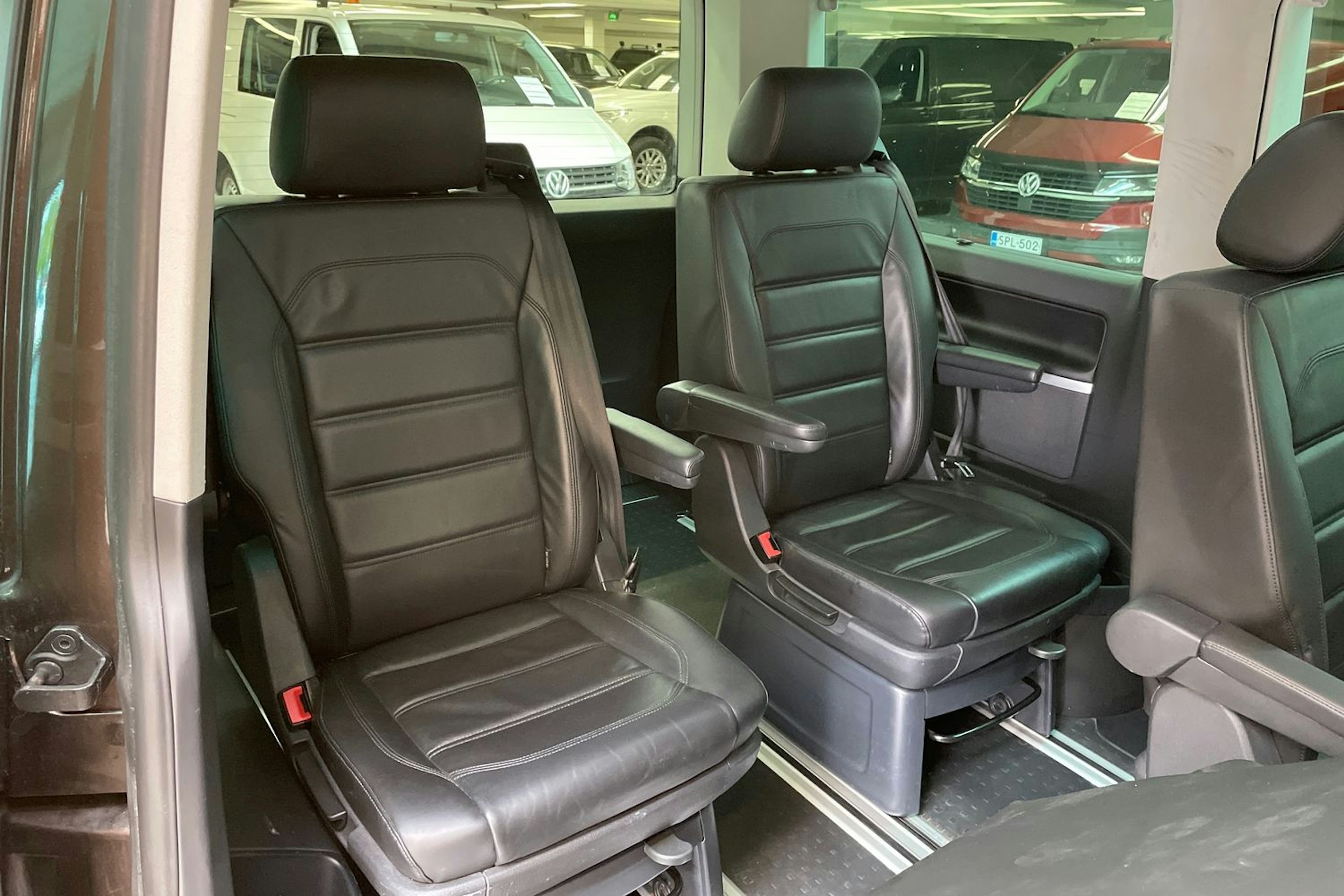 ruskea (beige) Volkswagen Multivan 2016 kuva 14.