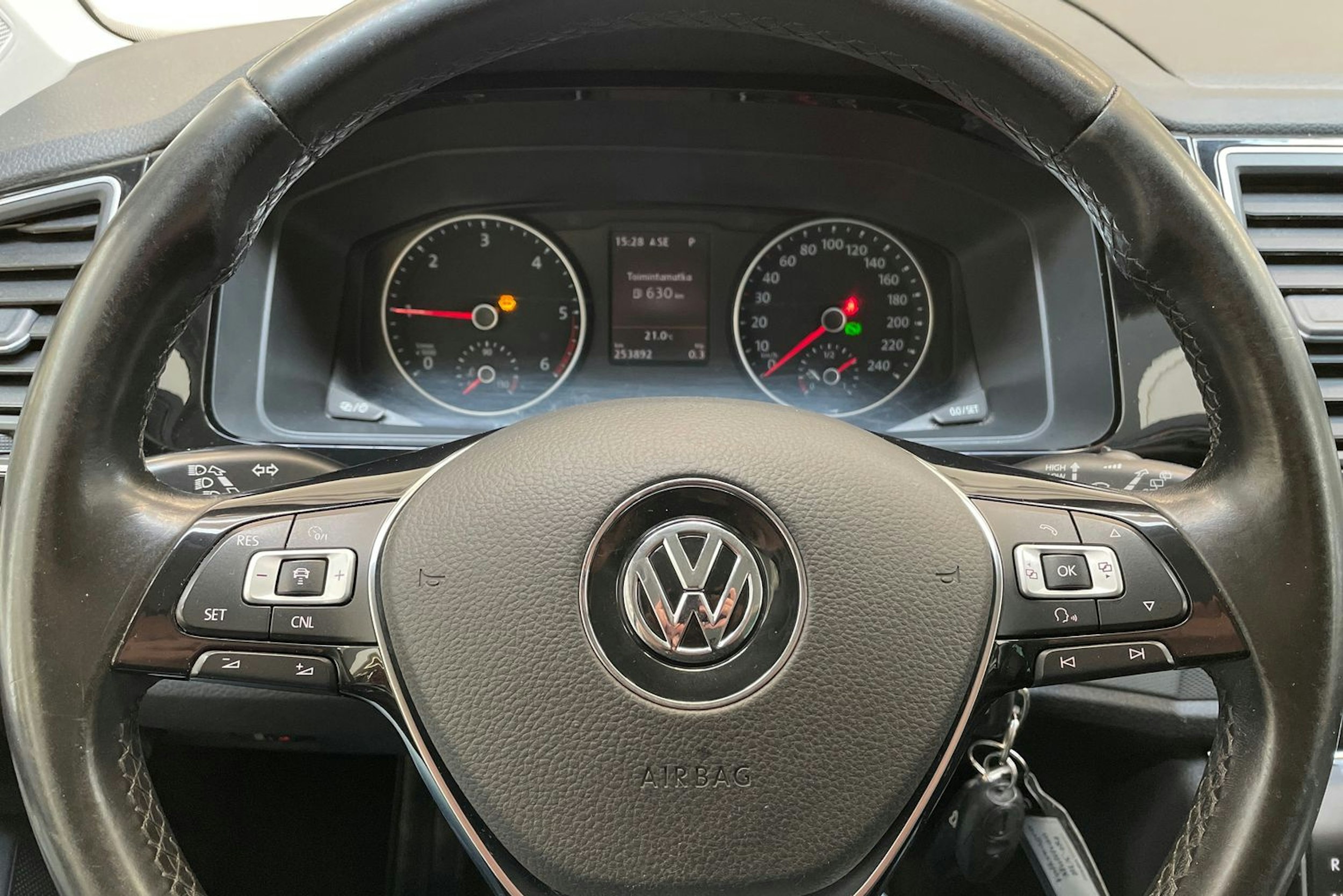 ruskea (beige) Volkswagen Multivan 2016 kuva 17.