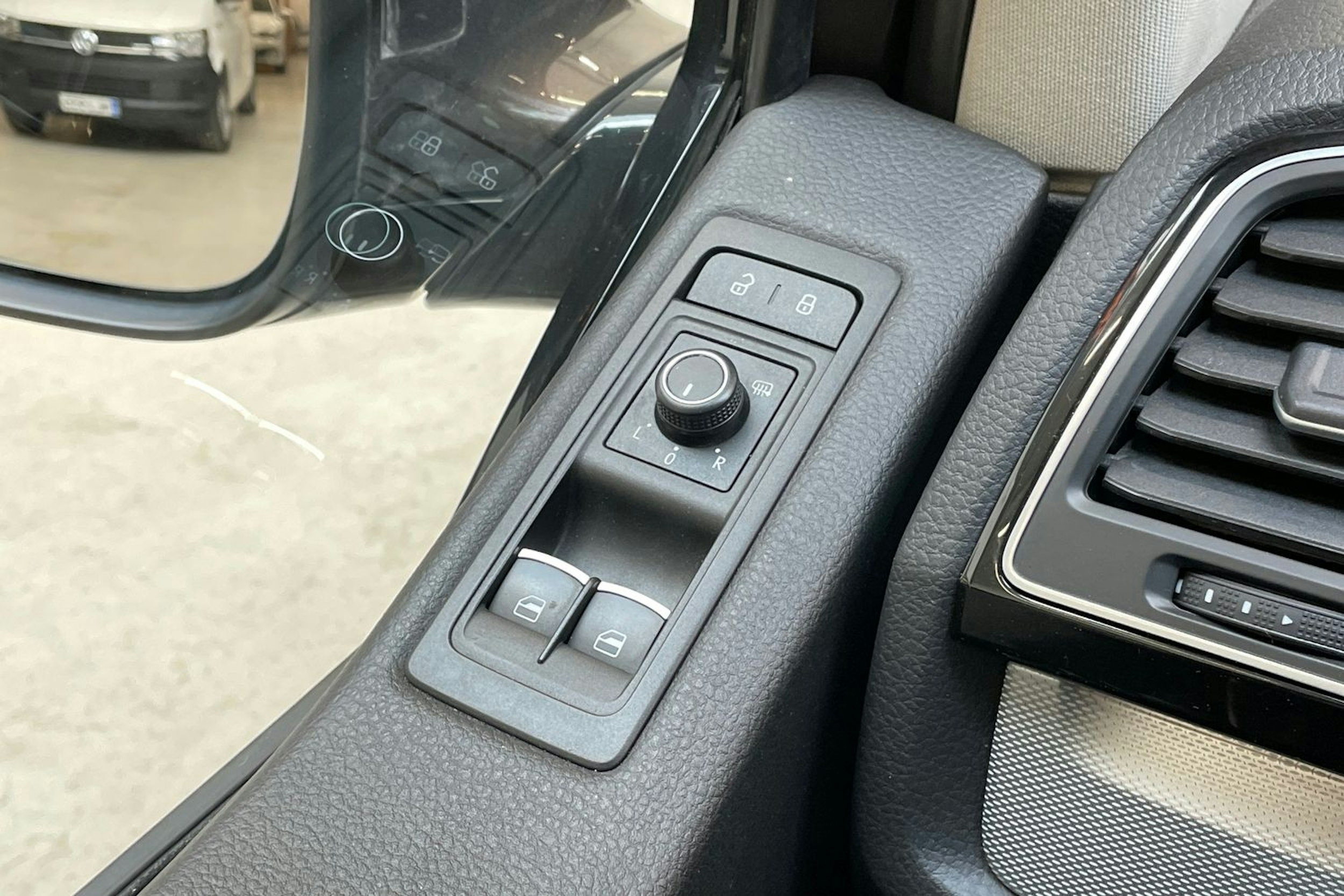 ruskea (beige) Volkswagen Multivan 2016 kuva 18.