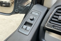 ruskea (beige) Volkswagen Multivan 2016 kuva 18.