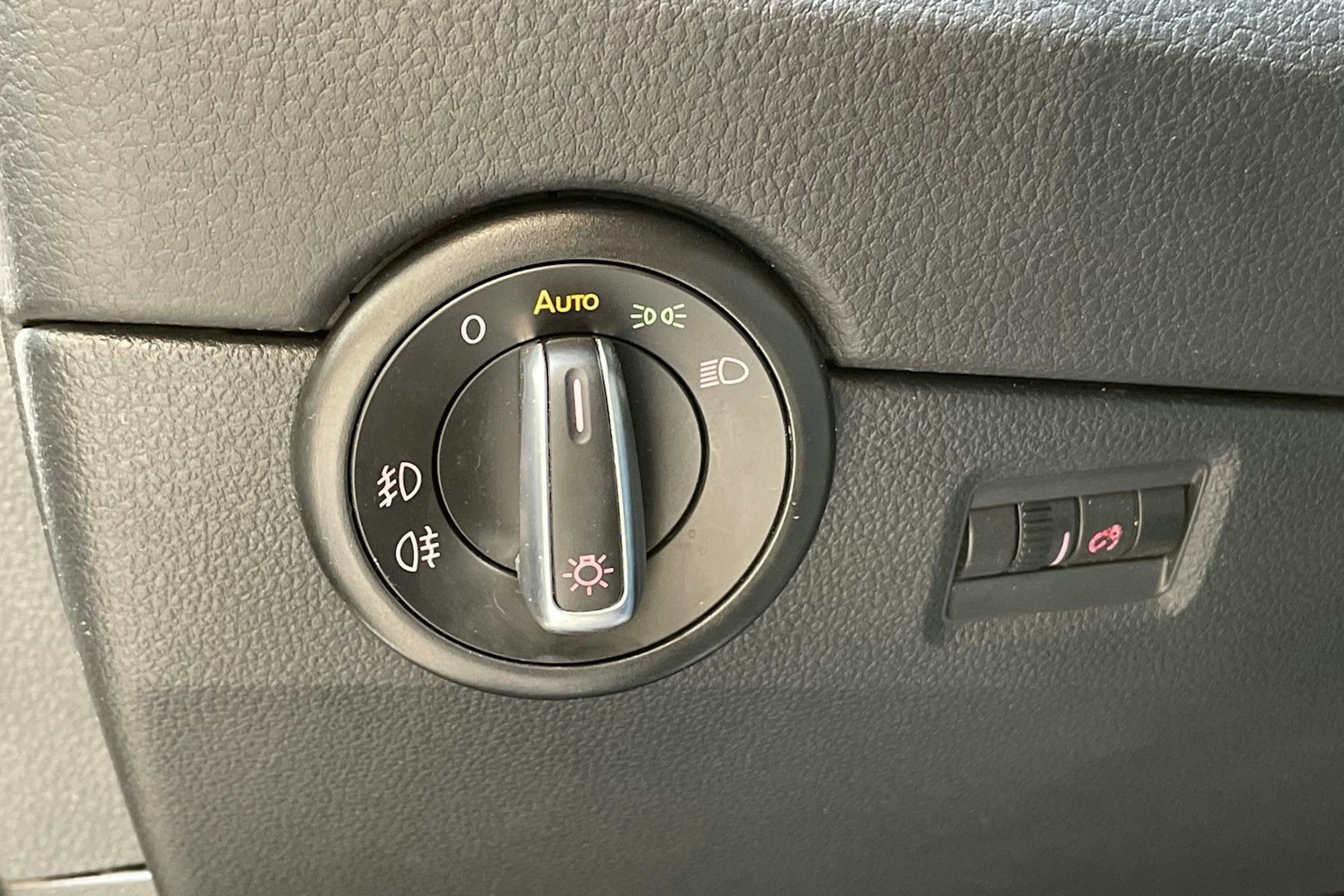ruskea (beige) Volkswagen Multivan 2016 kuva 19.